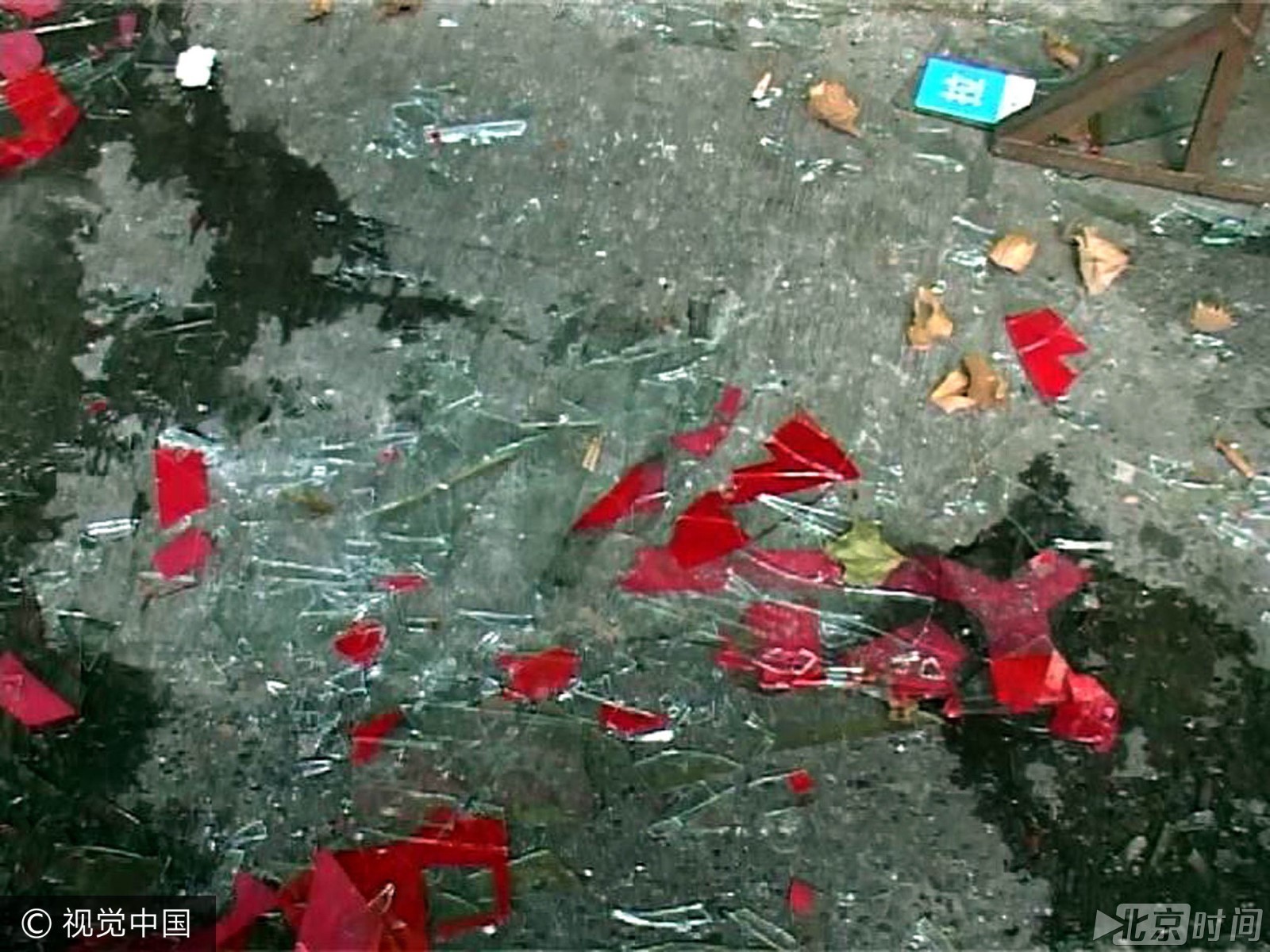 南京一饭店煤气爆燃 两扇玻璃门被炸飞 南京一饭店煤气爆燃 两扇玻璃门被炸飞