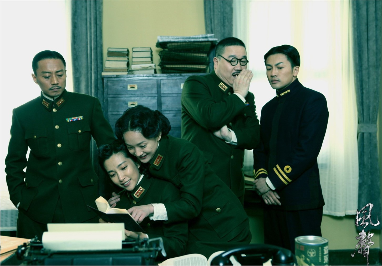 在被怀疑的对象中，有司令的侍从官白小年、军机处长金生火、剿匪大队长吴志国、译电组组长李宁玉以及行政收发专员顾晓梦。在怀疑与排查中，武田与王田香不择手段软硬兼施，然而事情的发展却出乎意料……