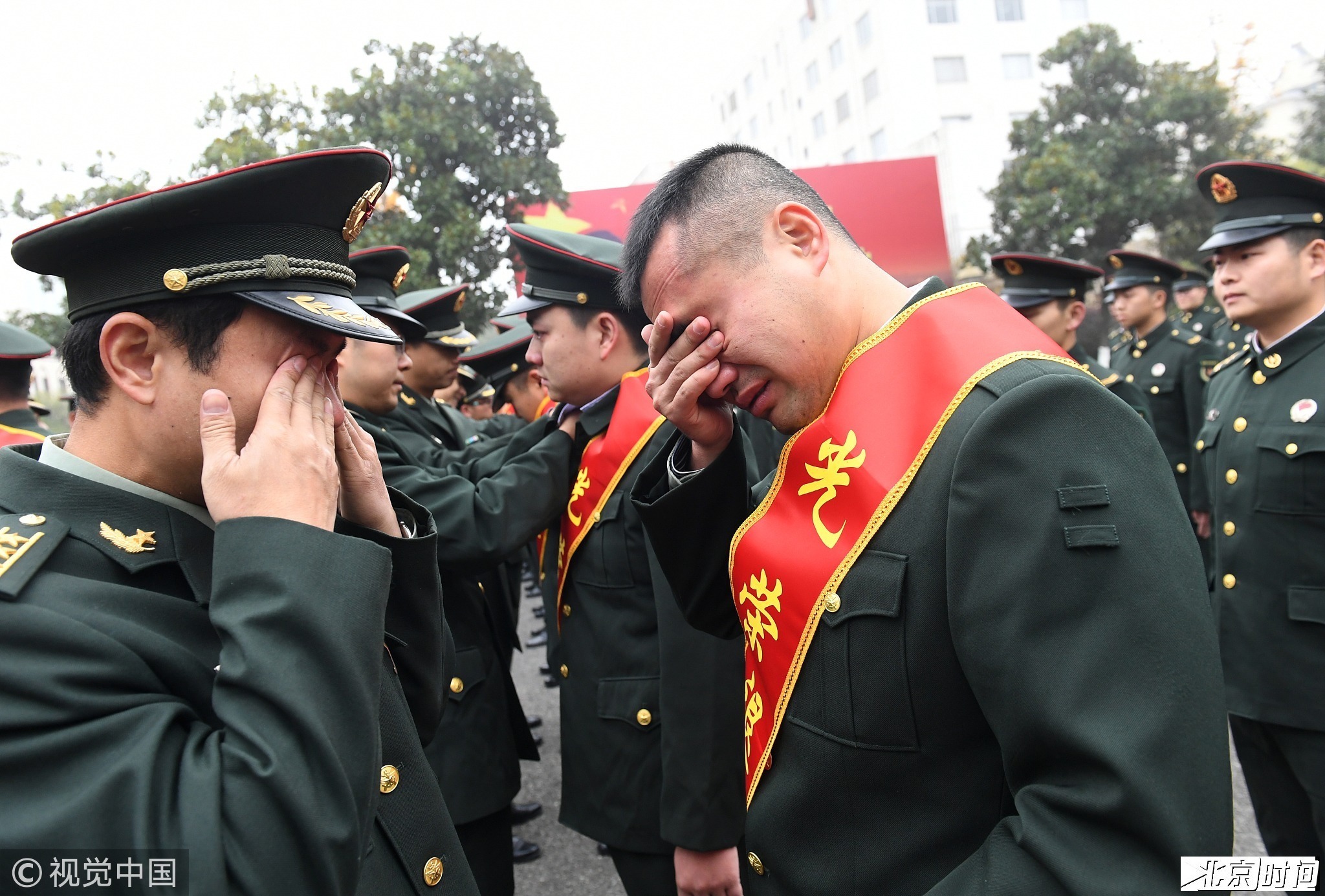 当留队战友卸下退伍士官军衔,领花,帽徽等标识时,平日里"流血流汗不