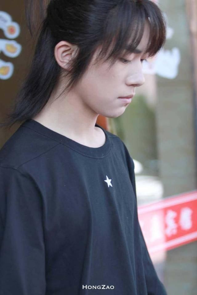 蔡徐坤粉丝抄袭易烊千玺应援曲?粉丝们的处理