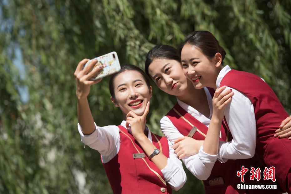 6月1日，太原山西旅游职业学院空乘专业的毕业生们身着航空制服拍摄创意毕业照，以此纪念青春时光。