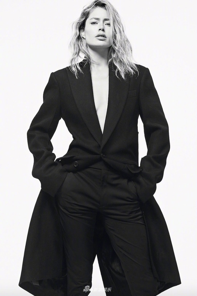 组图:超模杜晨·科洛斯登时尚杂志 黑白搭配率性简约