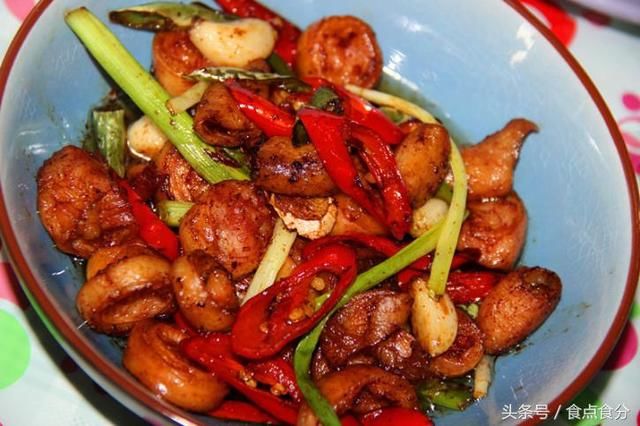 年底公司领导亲自下厨,做了一桌子好菜招待员