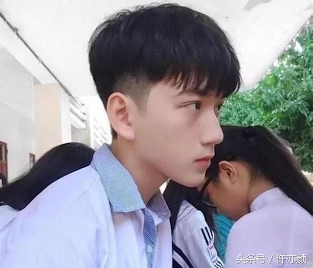 为什么现在理发师都喜欢推荐两边剃短?很多人