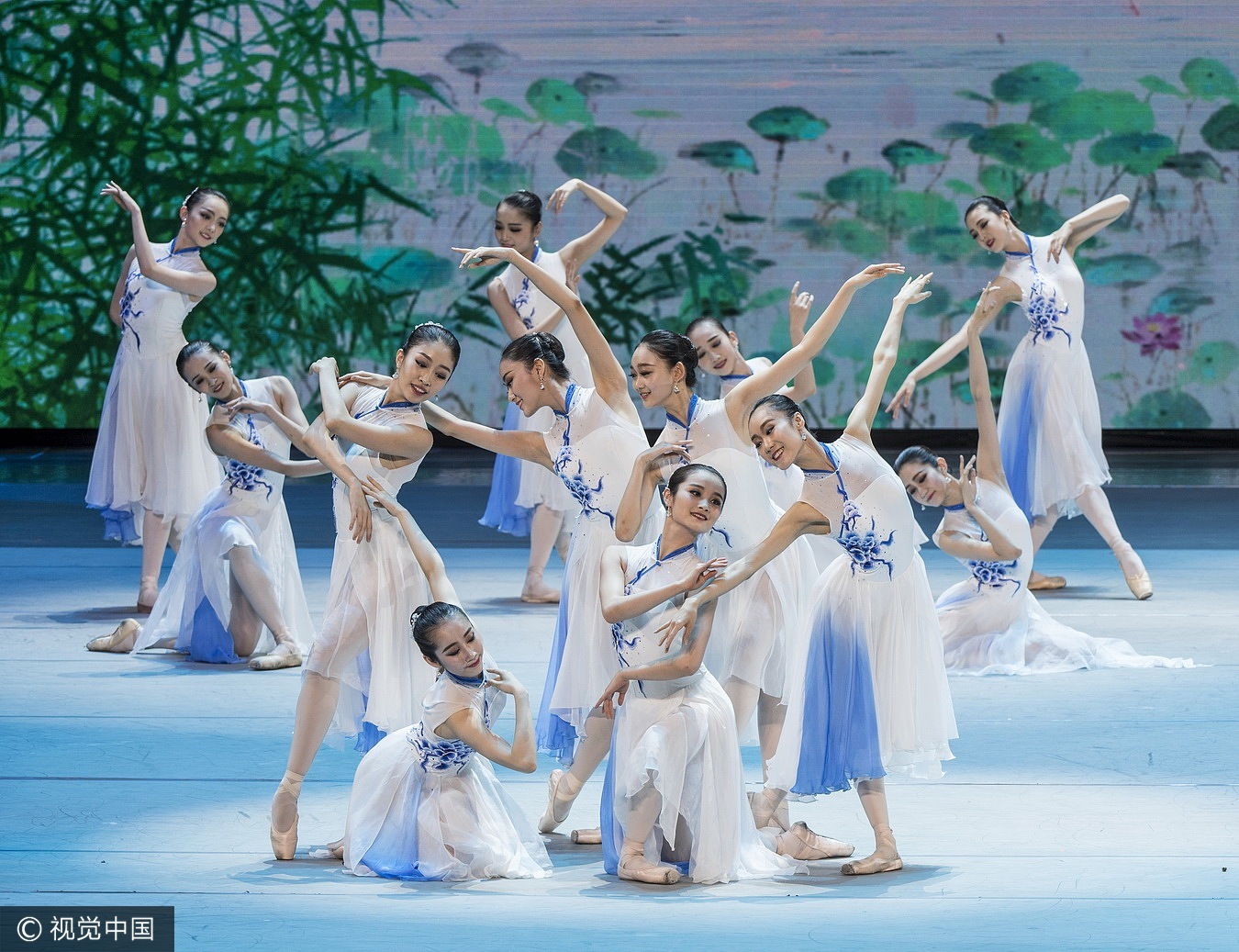 2017年5月14日,“一带一路”国际合作高峰论坛在京召开,当晚,文艺晚会《千年之约》在国家大剧院上演,用多种艺术形式展现陆上丝绸之路和海上丝绸之路等商旅贸易之路的过去、现在和未来,体现出中华文化历史的纵深感,以及“和平合作、开放包容、互学互鉴、互利共赢”的丝路精神。