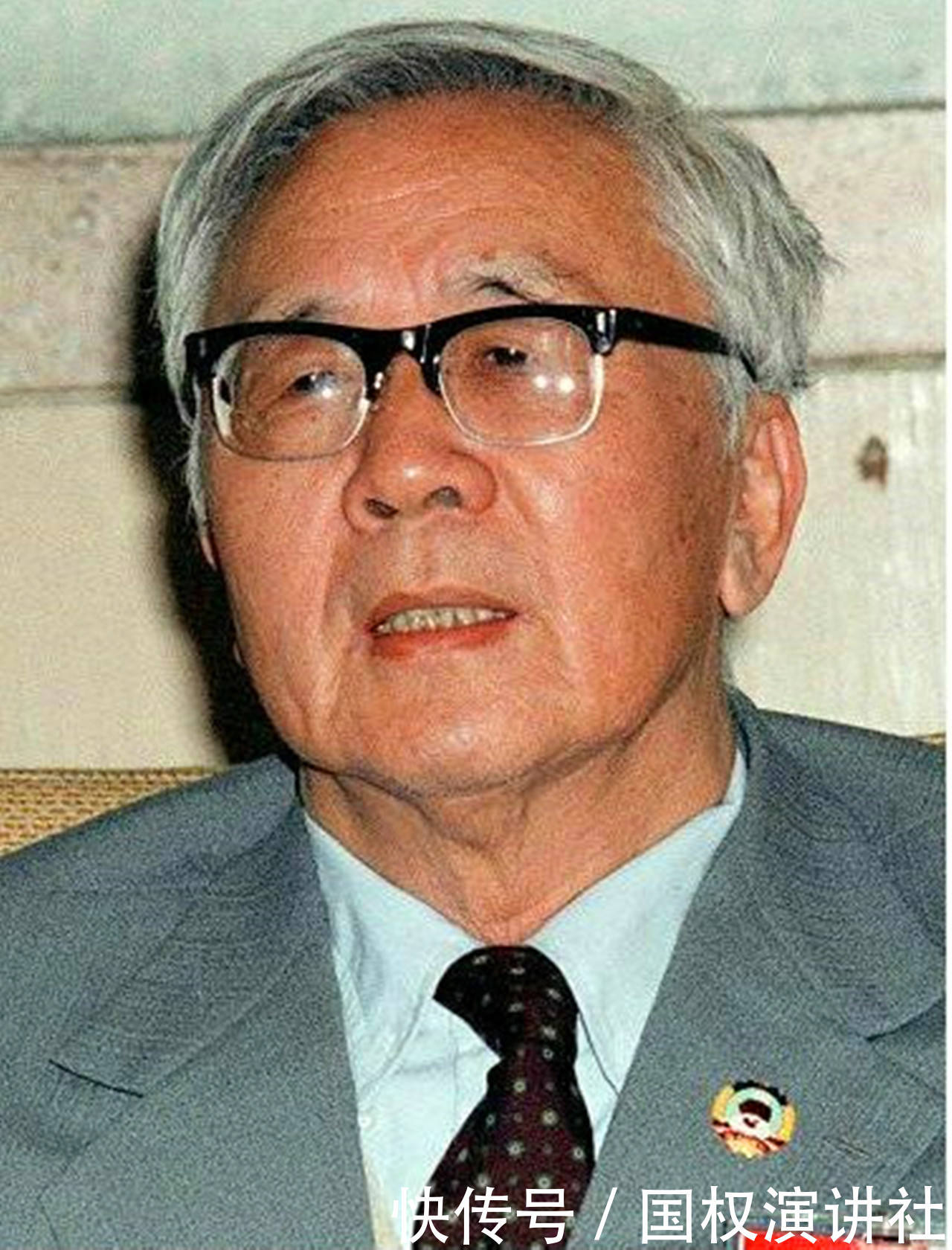 华罗庚1931年保送清华大学,初中学历的他用一