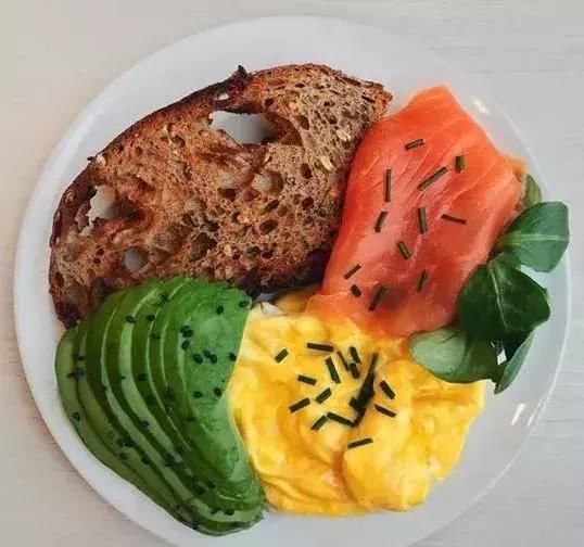 看完这位佛系小哥的养生餐食谱…感觉自己吃的