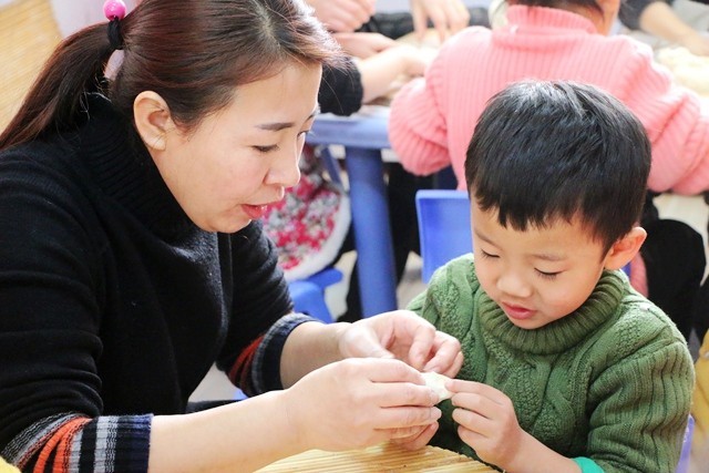广平第一幼儿园亲子齐上阵包水饺,迎新年