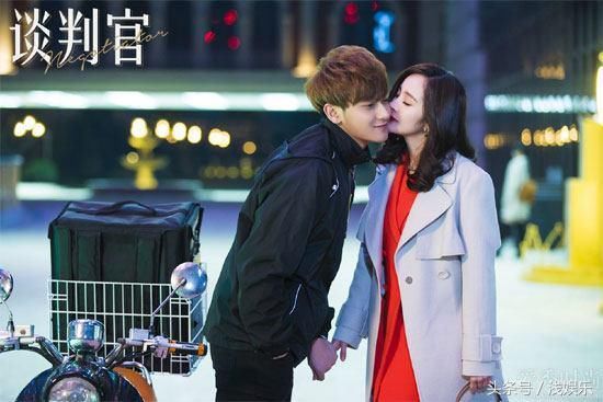 《谈判官》杨幂的时尚穿搭,尽显干练气质又不