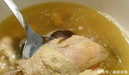 27岁产妇坐月子,婆婆每天炖鸡汤,儿子得知后