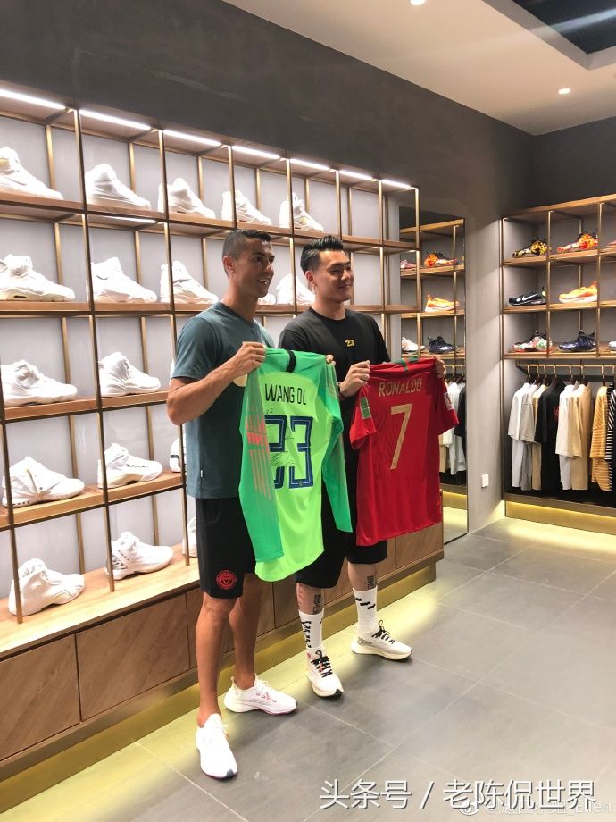 赵立琴狂晒王大雷父子与C罗合影 网友怒称:谁