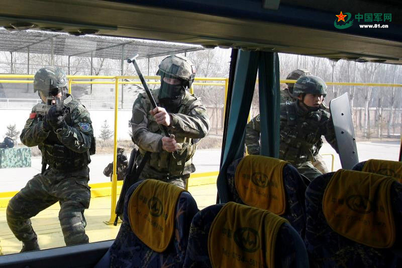 联合演练解救大客车人质