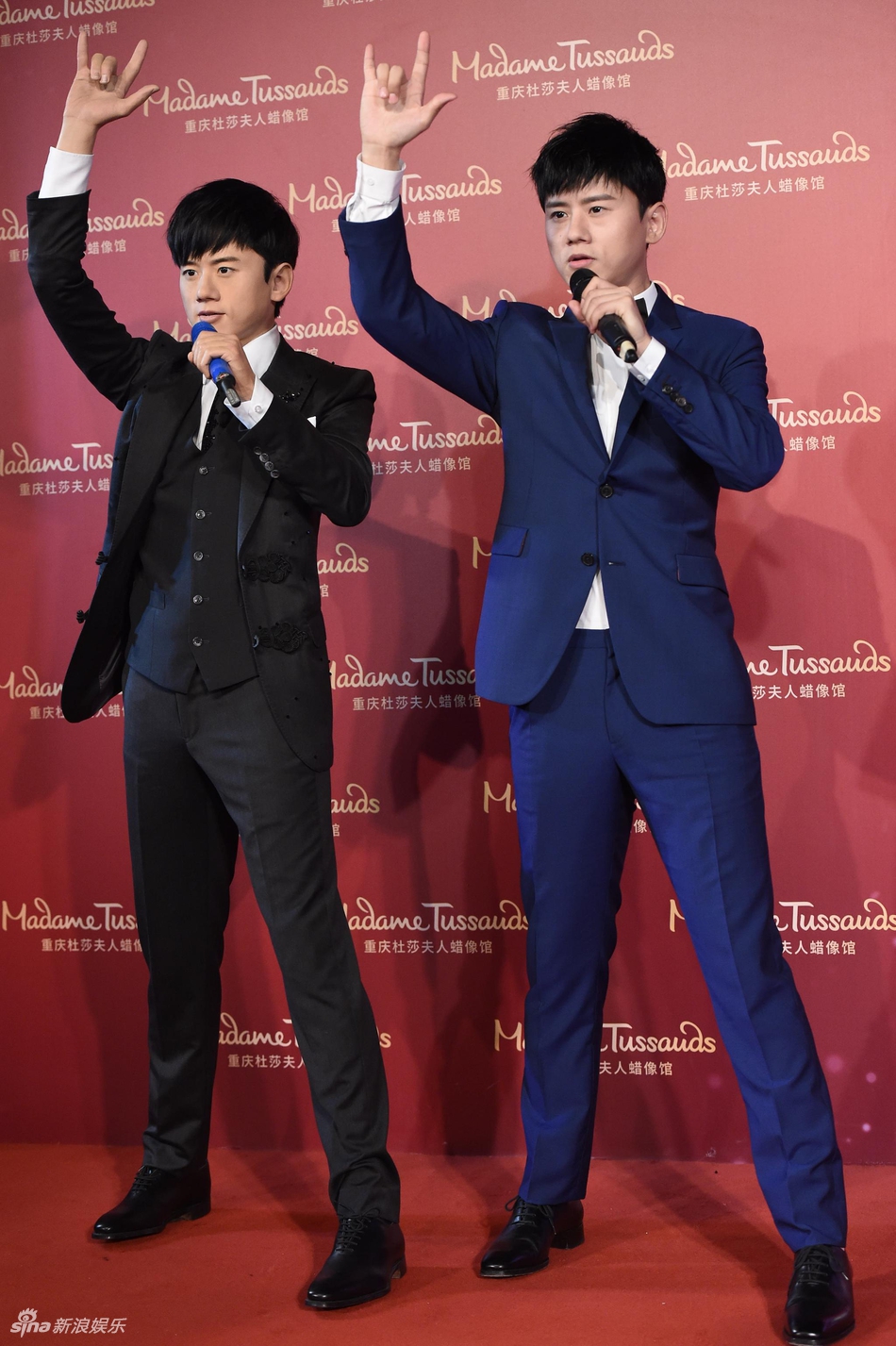 张杰和自己首尊蜡像甜蜜亲吻 蜡像爱的手势十分酷炫