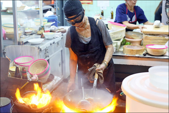 (jay fai)的名字命名,她今年已经72岁(也有说77岁),掌勺已经三四十年