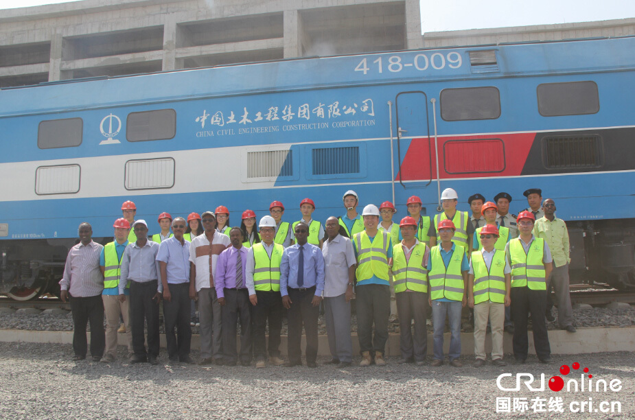 据介绍，全线采用中国二级电气化铁路标准，设计时速120公里，总投资约40亿美元。该铁路修通以后，第一，大大缩短埃塞俄比亚首都亚的斯亚贝巴到吉布提的运输时间。现在从吉布提到亚的斯亚贝巴通过公路运输，一般需要一周时间。这条铁路运营后，将使当地的客货运输从100%依赖公路转变成70%依靠铁路，时间也缩短到7小时左右。图为吉布提交通部官员与中土公司参建人员合影。