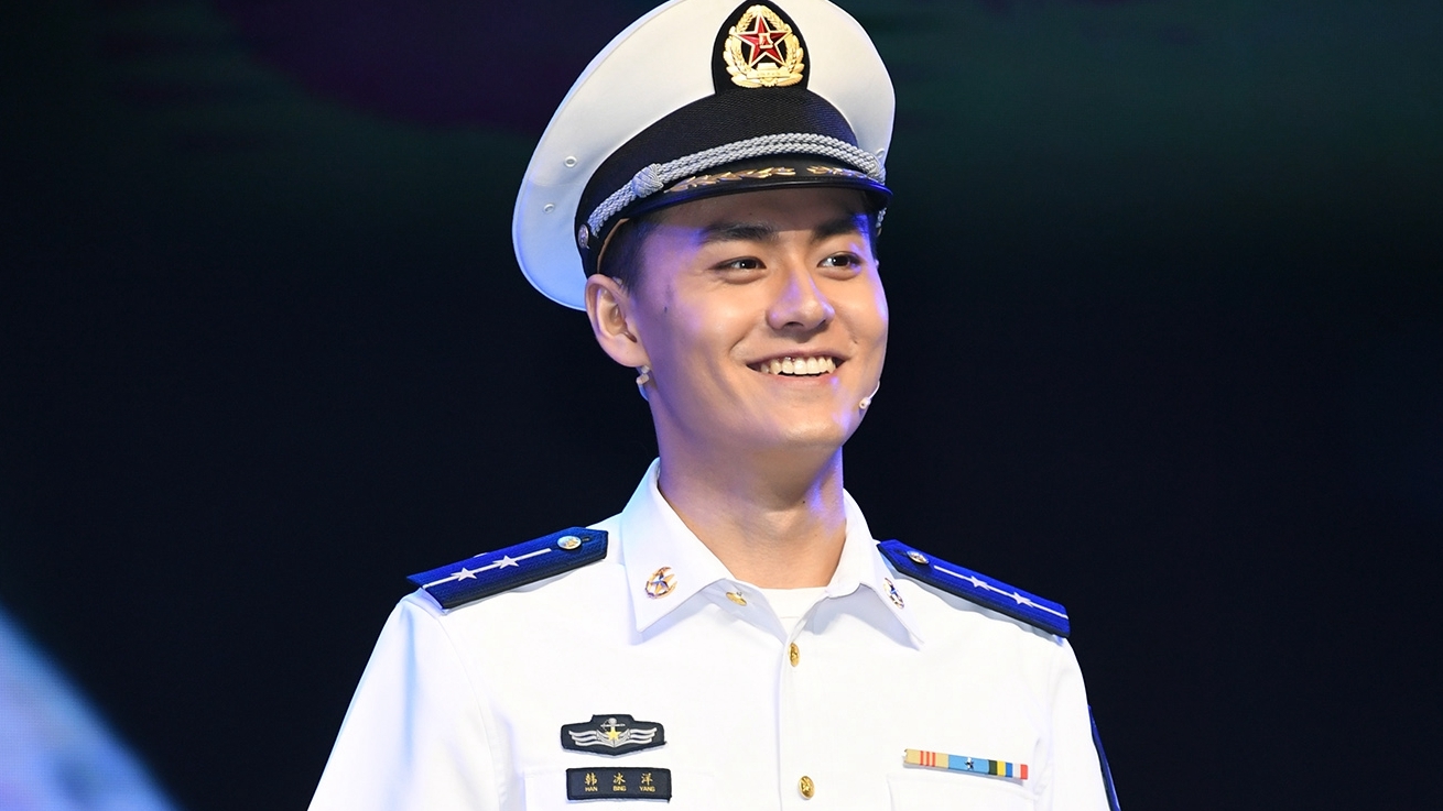金禹伯手捧北冰洋因饰演韩冰洋 他欺生又高冷