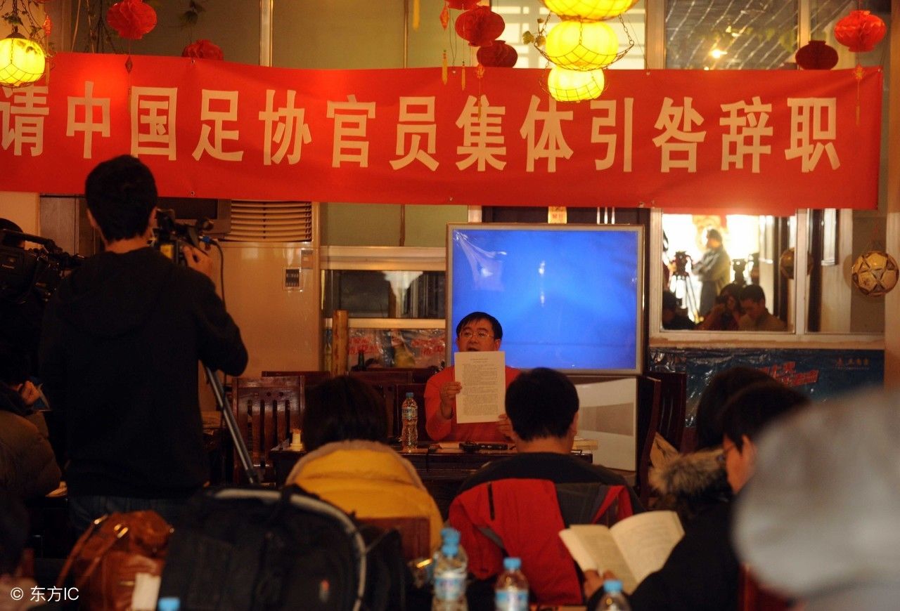 媒体称国足像白斩鸡,国脚说球迷不懂球,球迷:身