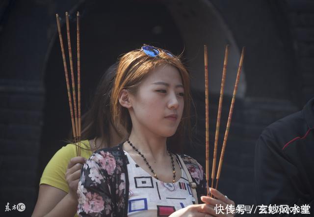 八字入门知识:在八字格局中什么是正官格和偏