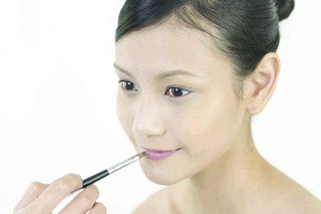 防晒霜直接涂脸上?难怪皮肤会变黑!多做1件事