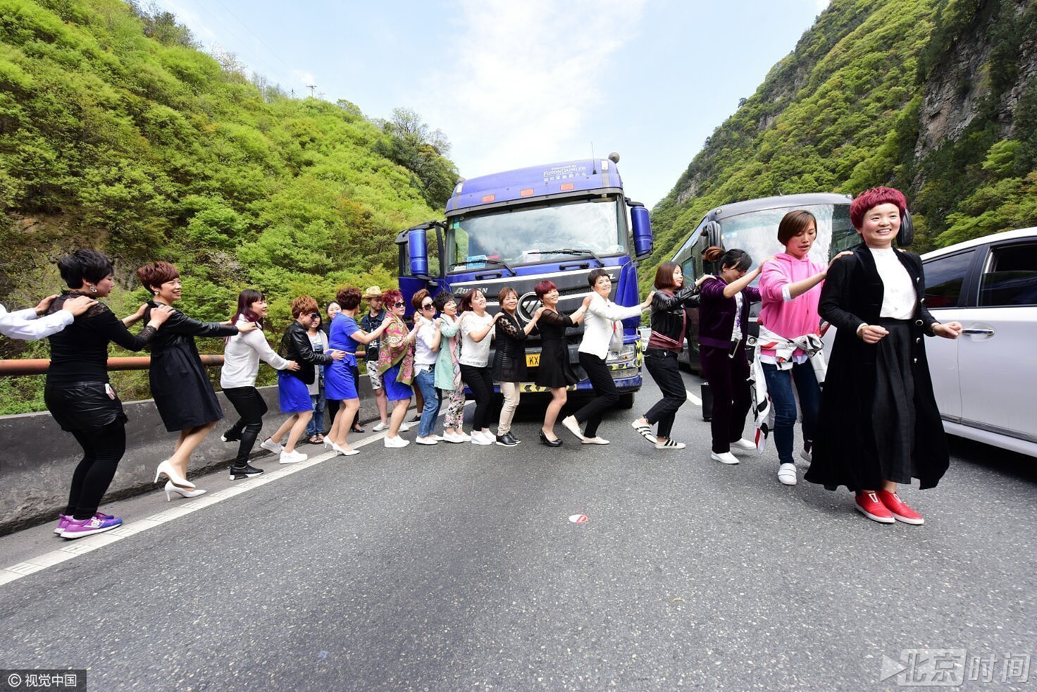 高速公路大堵车 乘客索性下车跳舞解闷