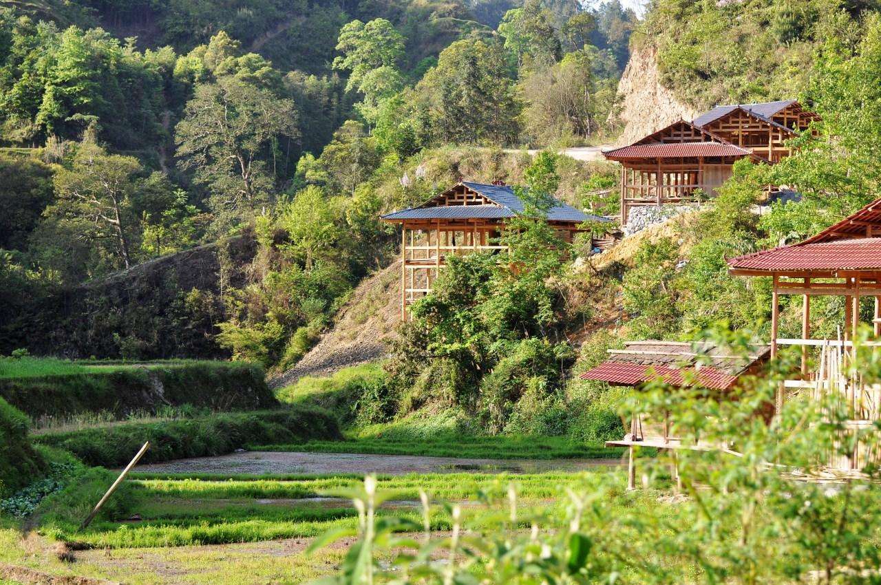 读睡精选古诗词 日暮炊烟屋上旋,蝉鸣蛙鼓响云