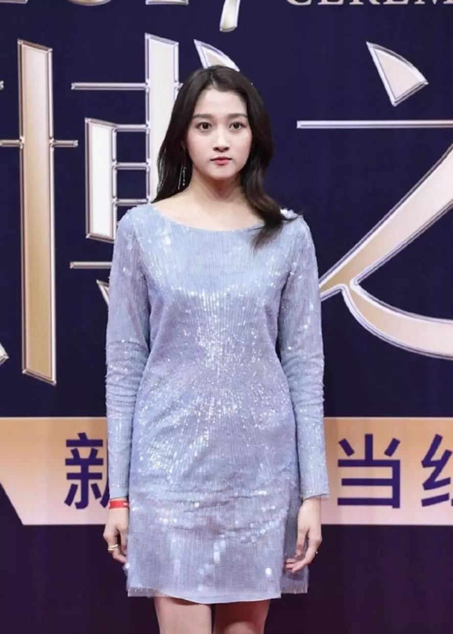 粉色的确很少女,但也容易显土气 可关晓彤却屡败屡战地一次次挑战