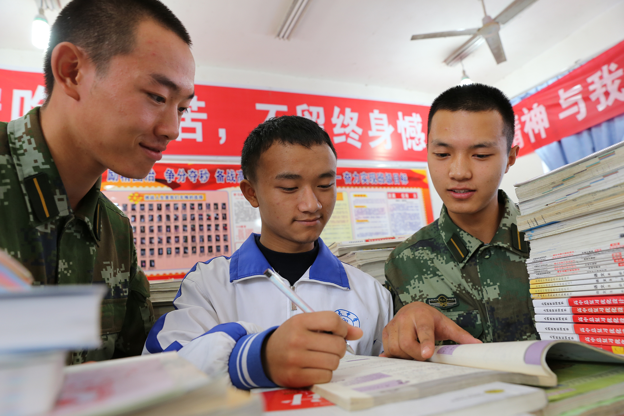 武警警官学院官兵到驻地仁寿县百花村开展扶贫帮困活动。图为该院学员为贫困学生罗凯补习功课。郝彦博摄