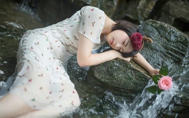 吃了两颗止疼药,可天不如愿,叶轻语的肚子,越来