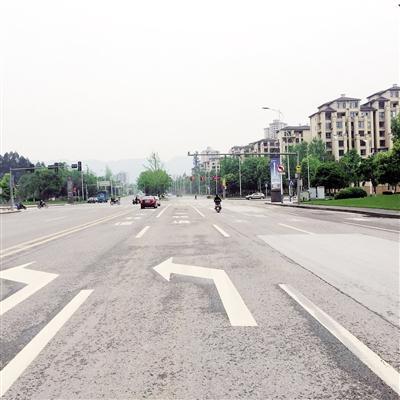 网友刘先生向本报反映,文理学院b区和奥兰半岛小区中间十字路口处