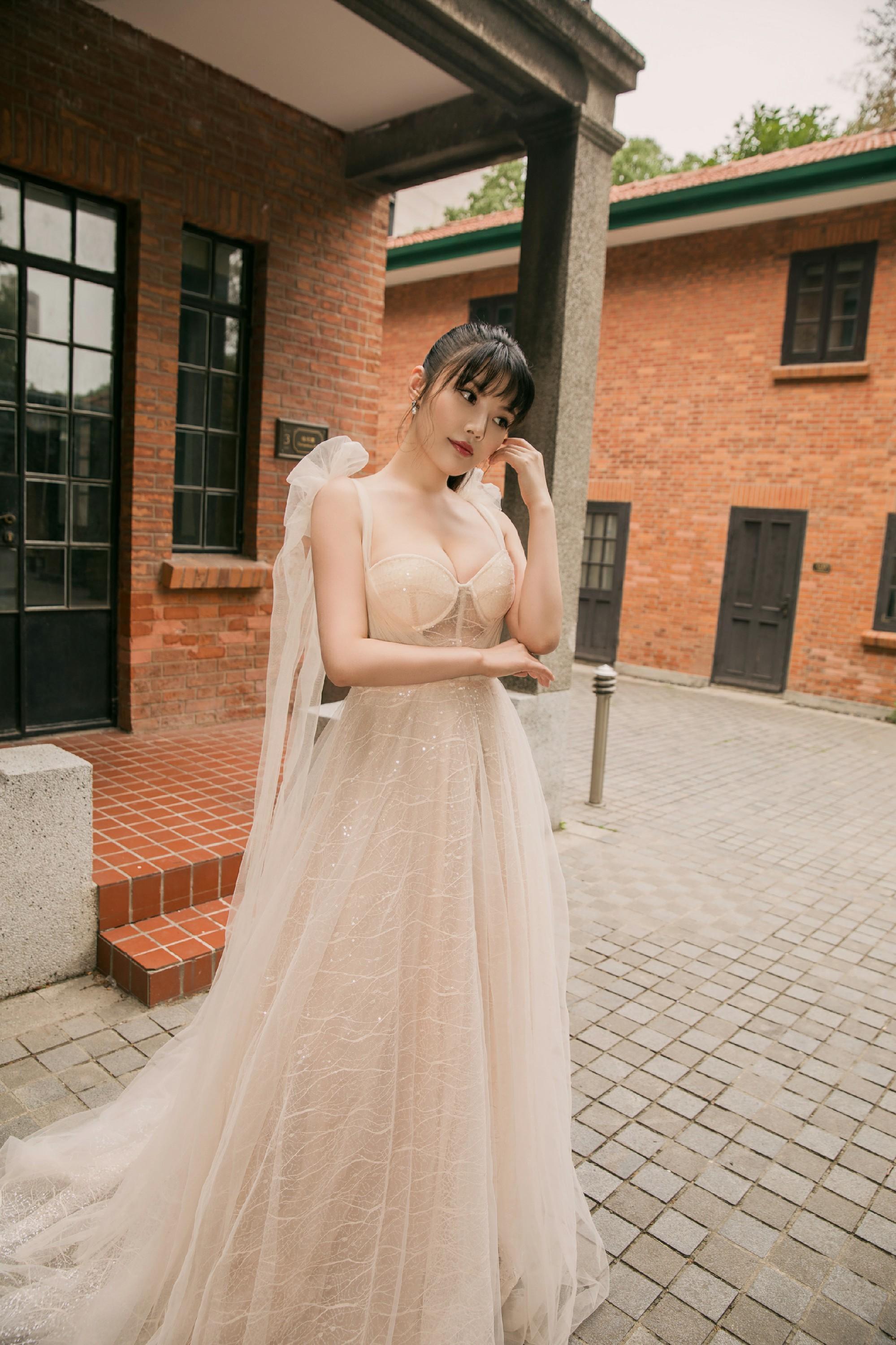 微博之夜徐冬冬红毯掉钱包 单手弯腰捡包暴露真实性格(图2) 微博之夜徐冬冬红毯掉钱包 单手弯腰捡包暴露真实性格(图2)