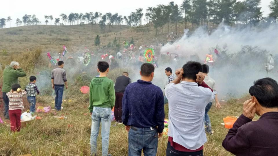 农村扫墓祭奠活动很是热闹,在外面的人都纷纷地赶了回来