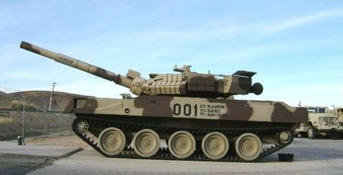 这还是美军假想敌部队用M551轻型坦克模仿的苏军坦克，于是这是谁呢？提示一下，请注意炮塔上安装的爆炸反应装甲模型的外形……