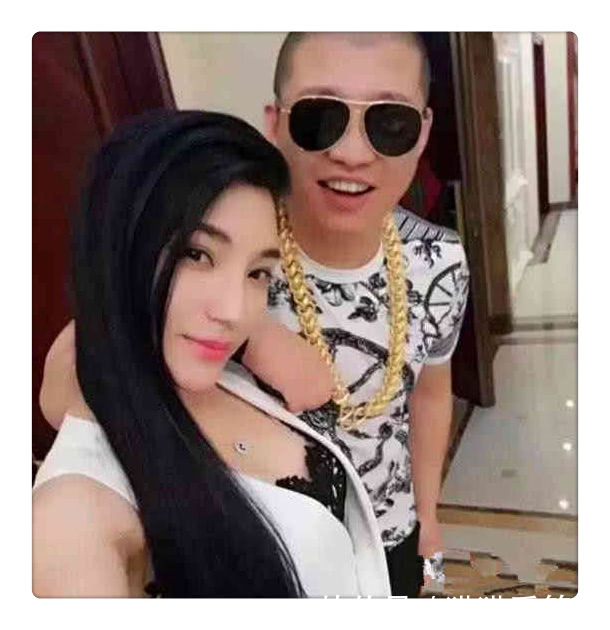 快手主播巴扎黑和娜美,在二驴的直播间互骂,导