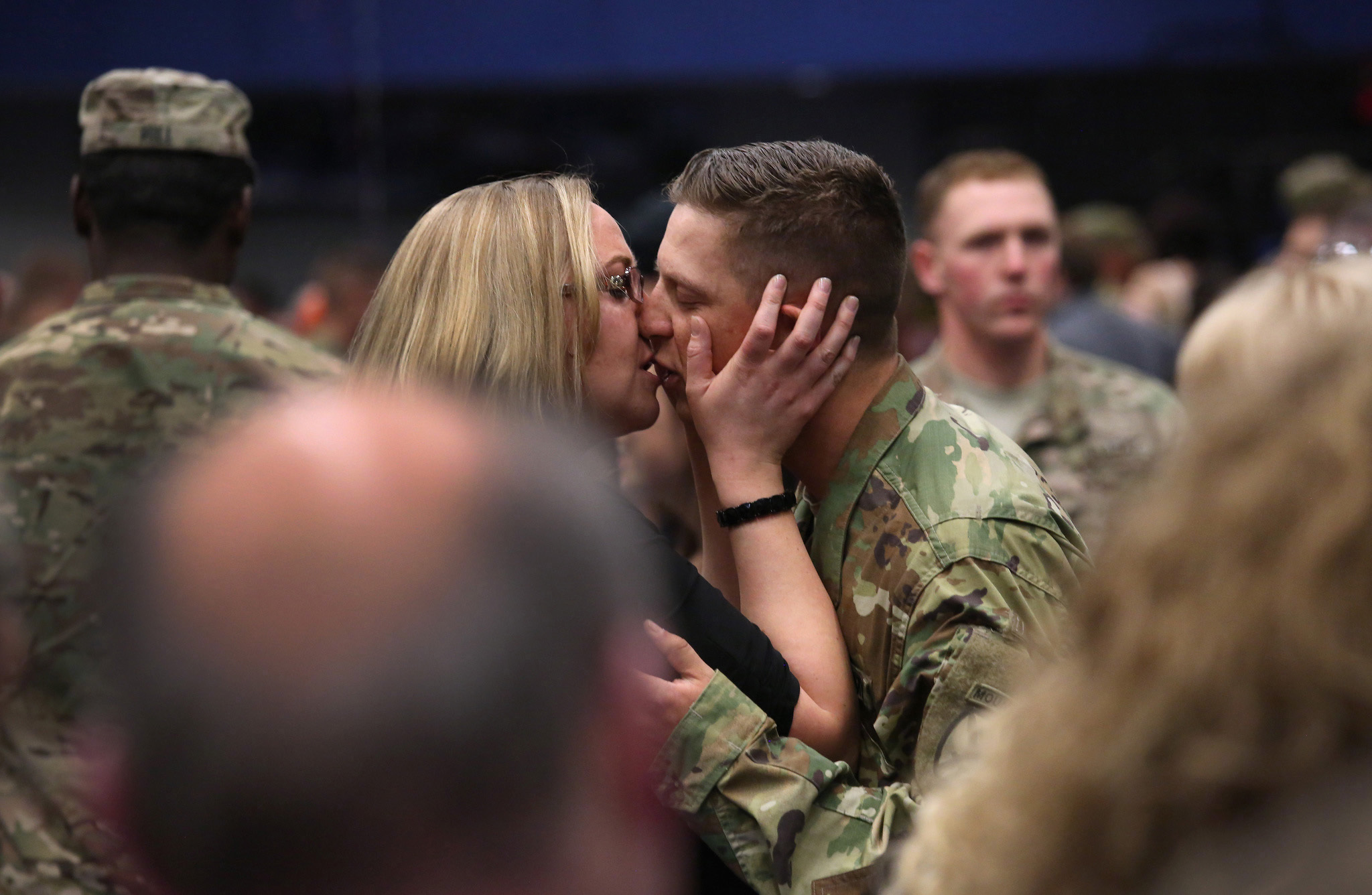 图为士兵与爱人拥抱亲吻.图为士兵一家人团聚.