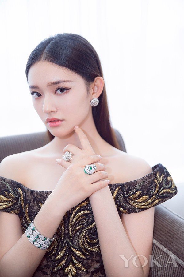 林允出席微博电影之夜 大气端庄初显女神范_北京时间