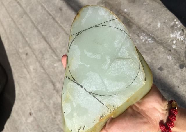 土豪用洒金皮籽料原石切和田玉手镯!切开料子后才发现