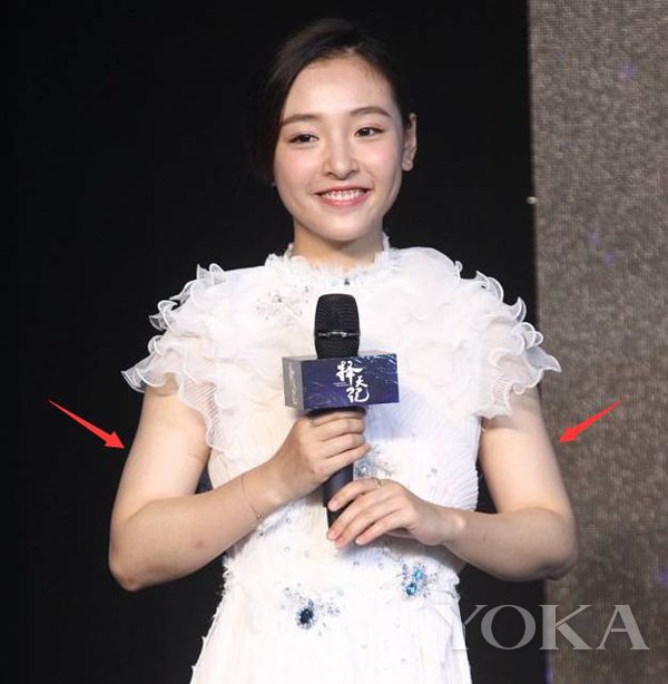 吴倩没有大长腿却靠眼神撩人 get空气感眼妆美