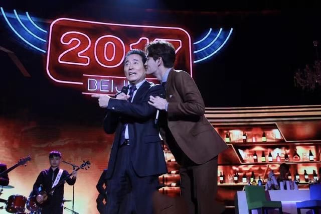 杨立新一家近照,和爱妻逛街,儿子调皮护妈演技