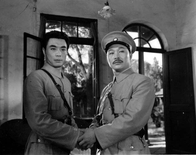 得知汪要发动反革命政变,经请示中央,周恩来提出举行武装暴动,恽代英(叶新民 饰)等全力支持,此议获中央批准,并委任周为敌前委书记总负责。抵南昌后,叶剑英(王瑞 饰)及时识破汪精卫图谋斩首诡计,通知贺龙、叶挺(王定华 饰)率部做好起义准备。朱德(刘怀正 饰)向周恩来等作了武装暴动详情介绍,刁铁民(王华英 饰)阵前做说客遭贺龙逮捕,张国焘(王际春 饰)阻止未果,周恩来下达了起义命令......