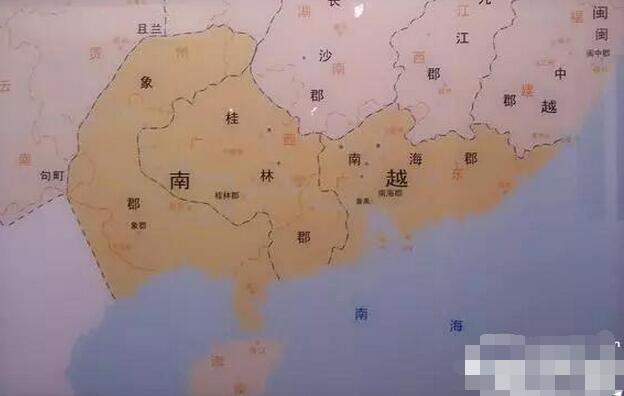 公元前112年，南越国发生叛乱，汉武帝派兵征讨，于公元前111年平叛灭南越国，在其地设置九个郡县。自此，越南再次被纳入中国郡县版图，中国王朝直接统治其长达1182年。直到公元10世纪的五代十国时期，中原大乱，越南叛乱，再次建立国家。但即使如此，越南也一直是中国的属国或藩属国。图为南越国当时的地图。