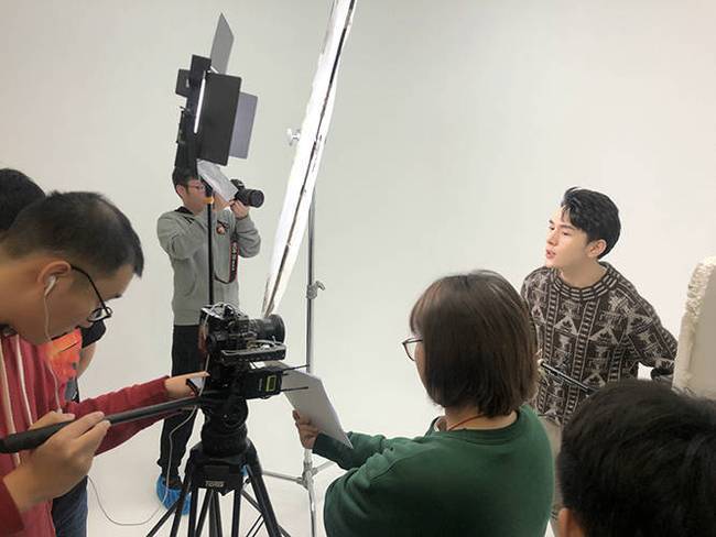 李佳琦录制视频曝光 事业粉这波操作厉害了(图1) 李佳琦录制视频曝光 事业粉这波操作厉害了(图1)