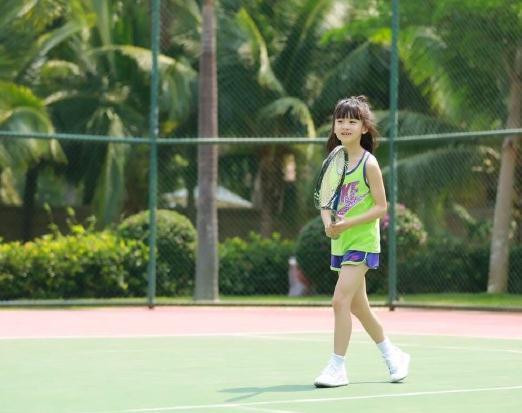 组图-美少女长腿霸屏!田亮晒森碟练习网球照