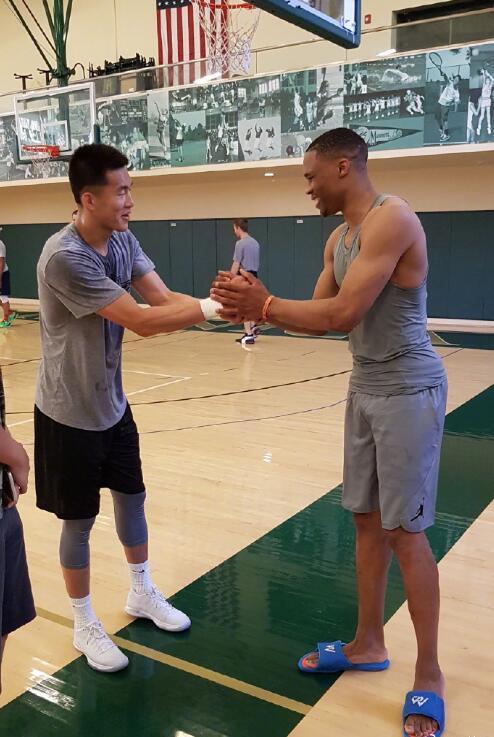 郭艾伦偶遇威少 段子再现:社会我威哥 人狠话不多 郭艾伦偶遇威少 段子再现:社会我威哥 人狠话不多