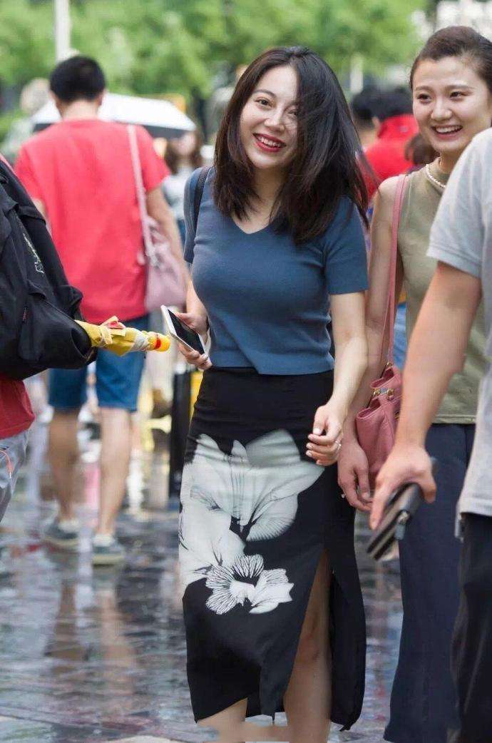 街拍:好身材的包臀裙美女,长相甜美笑容迷人