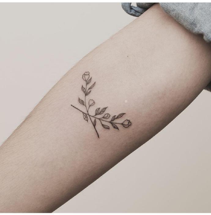 明星身上的纹身多种多样 只有她的最显尴尬 明星身上的纹身多种多样 只有她的最显尴尬