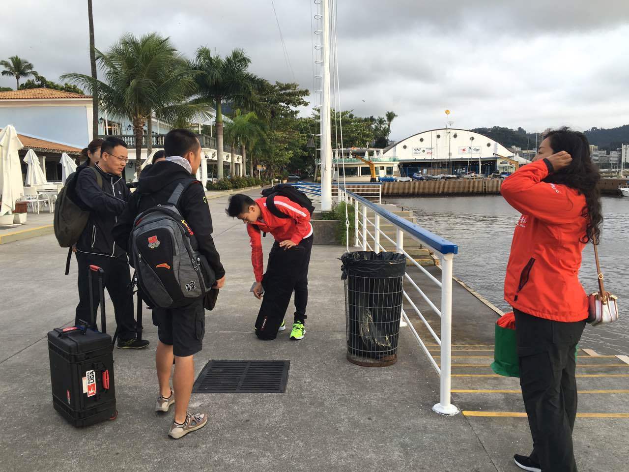 这是第一批上船出发的媒体,他们正在检查设备是否完好.