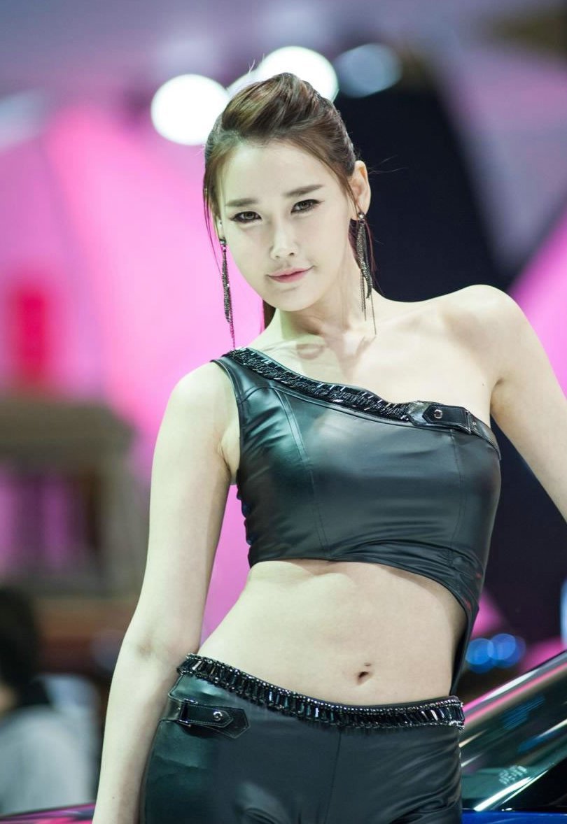 韩国车模李晓英性感写真:黑色皮裤 紧致身材
