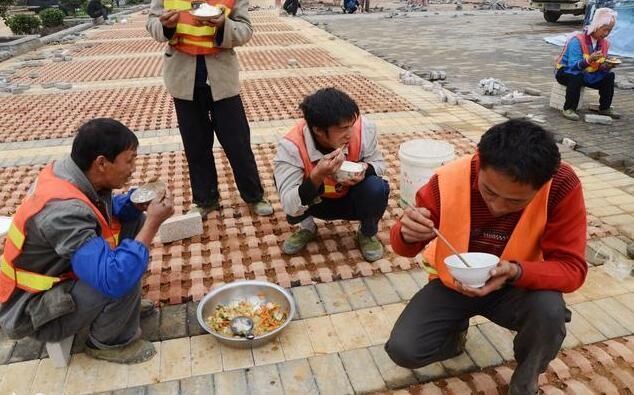 招工难!建筑工地日薪300无人问津,年轻人为何