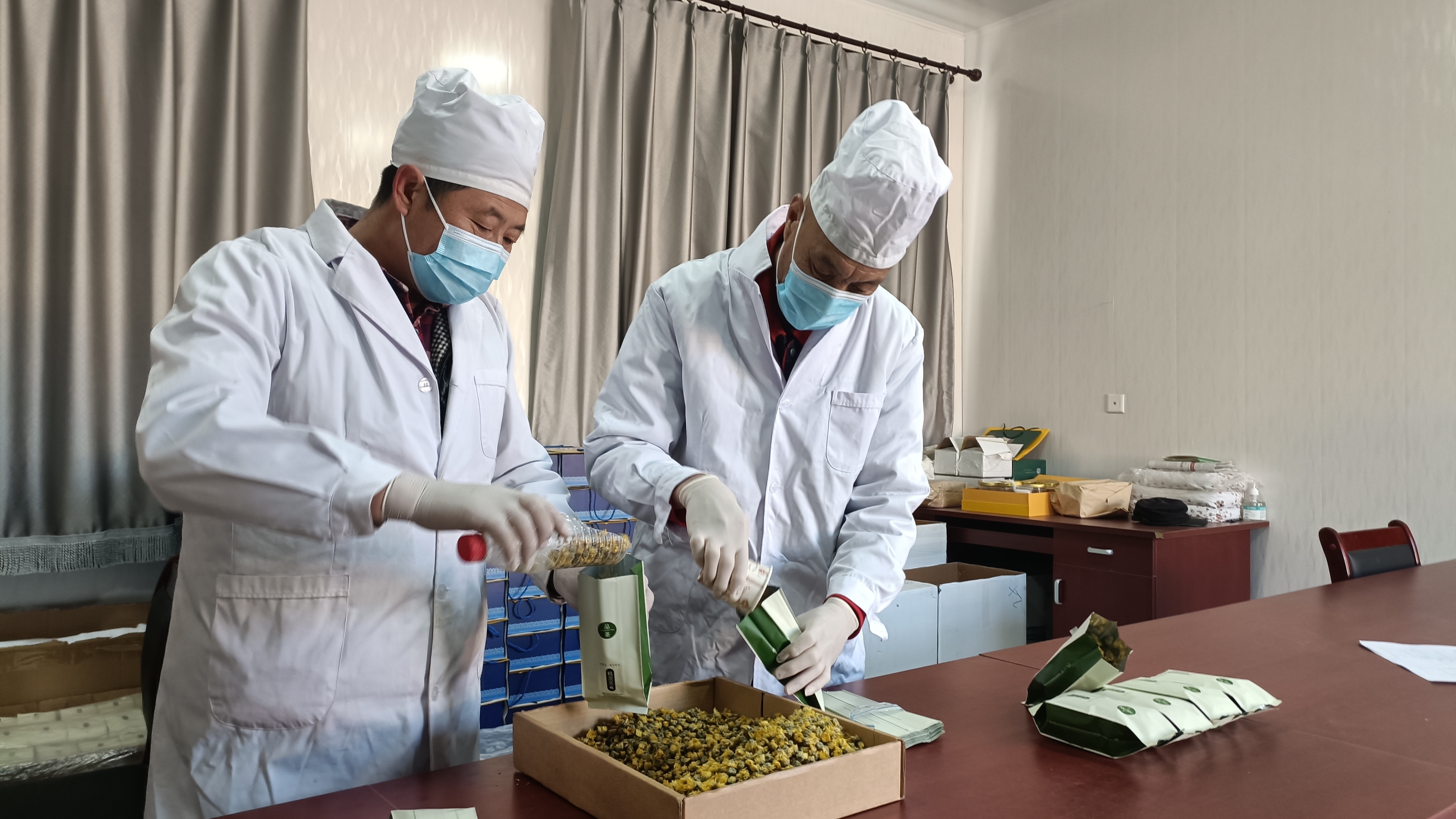 本是农闲时节  密云水库东北部山区到处都是忙碌的身影~