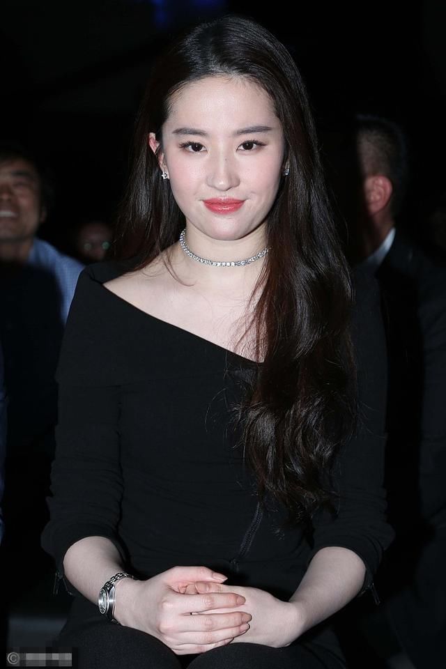 30岁的"神仙姐姐"刘亦菲已开始发福,脖子粗了好几圈了!